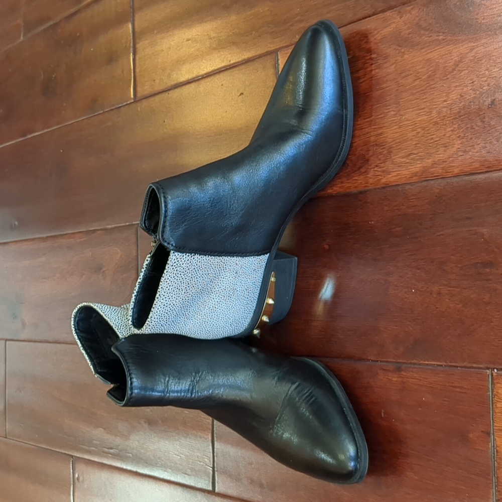 CIRCUS by SAM EDELMAN HOLT WOMAN'S BLACK AND WHITE ANKLE BOOTS SIZE 6 1/2